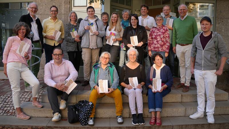 Das sind die Gewinner des Bad Harzburger Schreibwettbewerbs Ein Großteil der Bewerber kommt zur Siegerehrung in die Bücher-Heimat und erhält auch gleich eine Ausgabe von „Buchstaben im Kopf“.