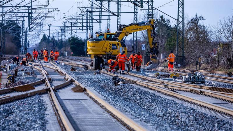 Mehr Schulden, weniger Finanzhilfen - das steckt im Haushalt Ein Großteil des Sondervermögens geht in die Verkehrsinfrastruktur. (Symbolbild)