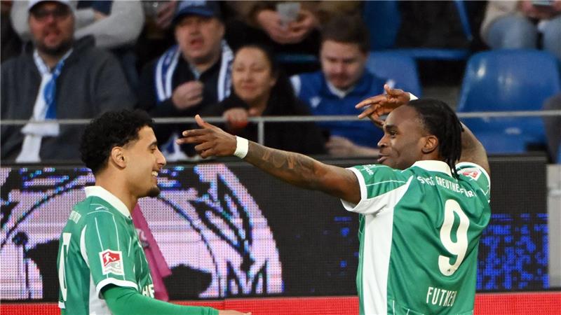 Ein Grund zum Feiern: Noel Futkeu trifft zum 1:0 für Fürth. 