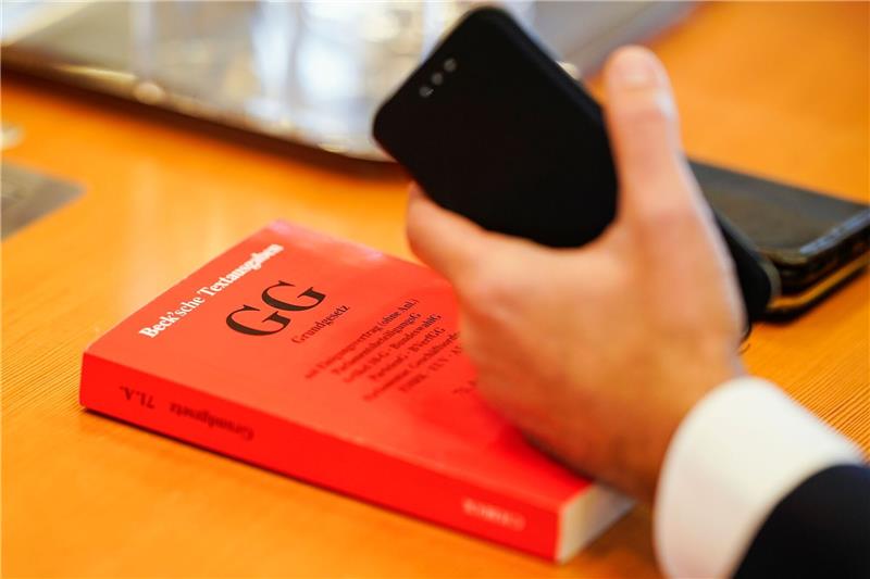 Mehrheit hält Demokratie in Deutschland für gefährdet Ein Grundgesetz liegt im Verhandlungssaal des Bundesverfassungsgerichts auf einem Tisch. Eine Mehrheit der Deutschen sieht einer Umfrage zufolge die Demokratie in Deutschland in Gefahr.