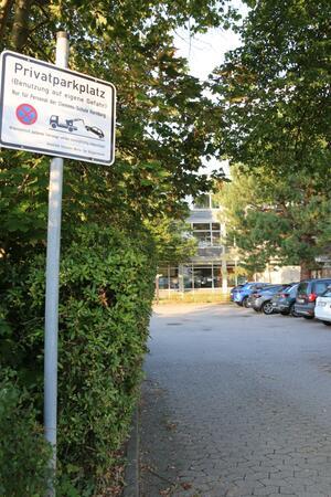 Ein Grundstück für den erforderlichen Schulanbau wäre mit dem Schulparkplatz vorhanden. Aber das Geld nicht.