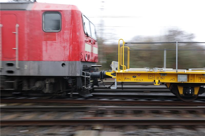 Ein Güterzug fährt auf einer Bahnstrecke. Ein 27-Jähriger ist am Bahnhof in Elze bei Hildesheim von einem Güterzug erfasst worden und gestorben. Die Polizei geht davon aus, dass der Mann das Gleisbett überqueren wollte um einen Regionalzug zu erreichen.  Symbolfoto: David Young/dpa