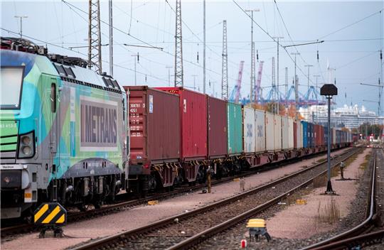 Ein Güterzug mit Containern auf Frachtwagen ist im Hafen unterwegs. Das Europäische Parlament und die EU-Staaten wollen mit neuen Vorschriften den europäischen Binnenmarkt besser auf Krisen vorbereiten.