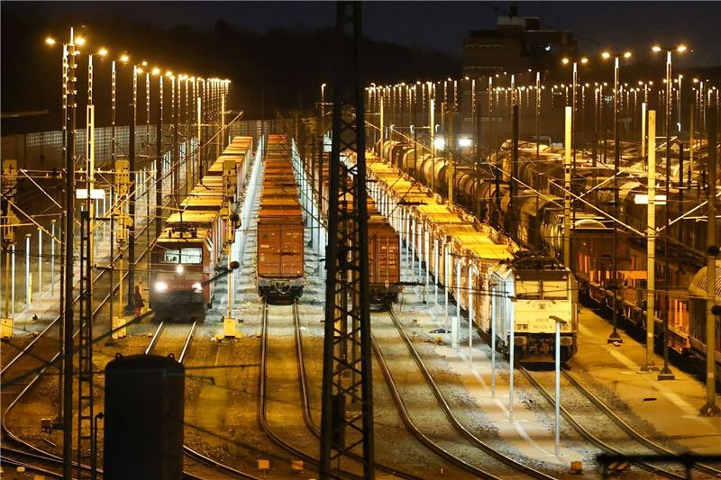 Industrie erwartet Einschränkungen durch Bahnstreik Ein Güterzug steht auf dem Gelände des Rangierbahnhofs Maschen zur Abfahrt bereit.