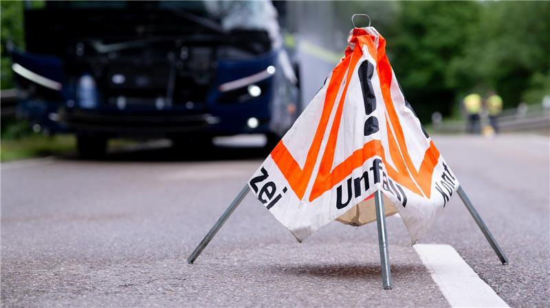 Zweitklässler stirbt bei Bus-Zusammenstoß auf Schulausflug Ein Gutachten soll bei der Klärung der Unfallursache helfen.