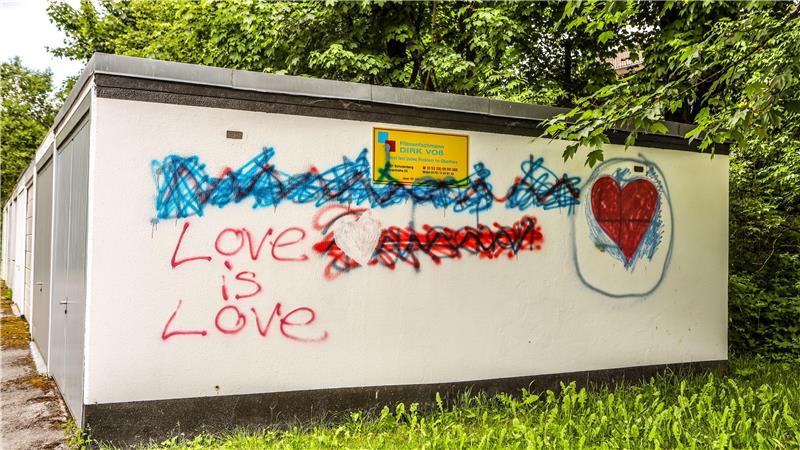 Ein Hakenkreuz ist mittlerweile mit einem roten Herz übermalt – es schimmert aber noch durch.