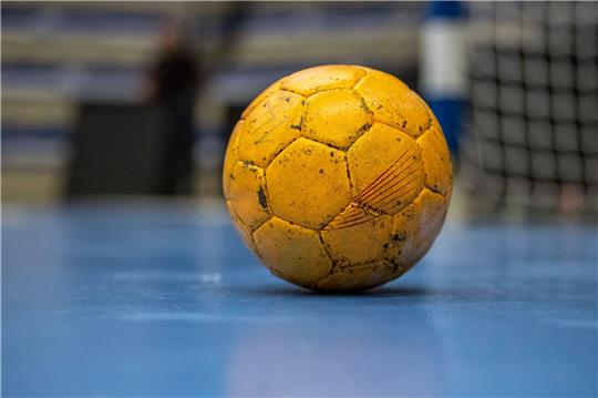 Ein Handball liegt auf dem Spielfeld.