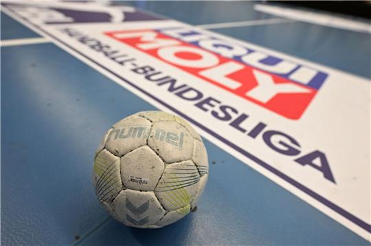 Ein Handball liegt auf einem Spielfeld.
