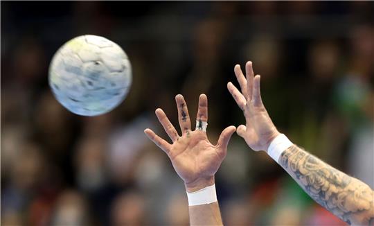 Ein Handball wird gefangen.