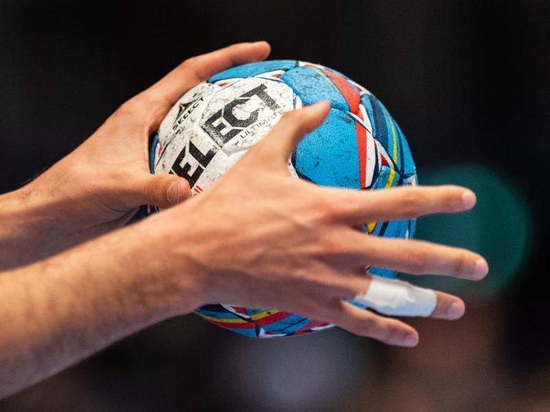Handball-Verband Niedersachsen will die Saison Mitte Januar fortsetzen Ein Handballer hält den Spielball in den Händen. Foto: Robert Michael/dpa/Symbolbild