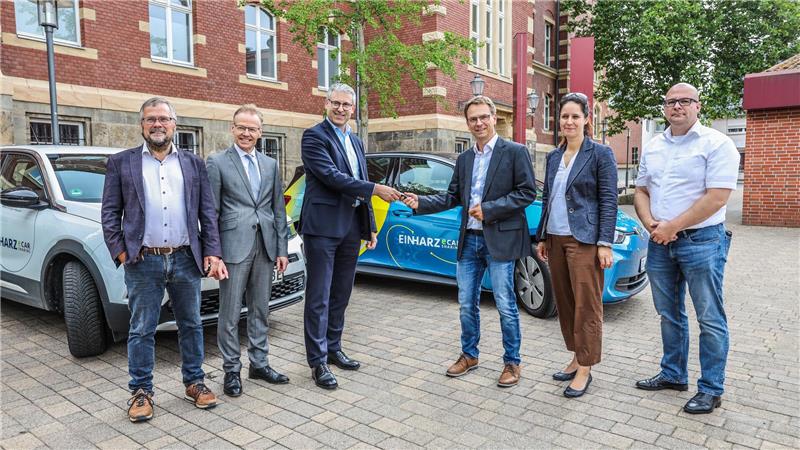 Ein-Harz-Initiative setzt Projekt mit weniger Partnern fort Ein-Harz-Geschäftsführer Frank Uhlenhaut (2. v. l.) mit den E-Car-Sharing-Kooperationspartnern. Harz-Energie-Geschäftsführer Konrad Aichner (3. v. l.) überreicht Seesens stellvertretendem Bürgermeister Frank Hencken Fahrzeugschlüssel. Auch Goslars-Stadtbus-Gesellschaft mit Geschäftsführerin Anne Sagner (2. v. r.) stellt weiterhin Fahrzeuge für das Projekt bereit. Mit dabei sind außerdem Michael Schramek, Geschäftsführer Regio-Mobil Deutschland, und Lars Bollmann, Stadtwerke Wernigerode.