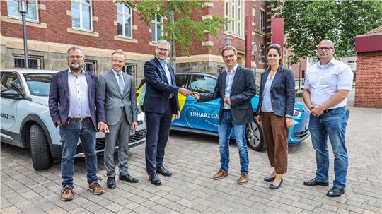 Ein-Harz-Geschäftsführer Frank Uhlenhaut (2. v. l.) mit den E-Car-Sharing-Kooperationspartnern. Harz-Energie-Geschäftsführer Konrad Aichner (3. v. l.) überreicht Seesens stellvertretendem Bürgermeister Frank Hencken Fahrzeugschlüssel. Auch Goslars-Stadtbus-Gesellschaft mit Geschäftsführerin Anne Sagner (2. v. r.) stellt weiterhin Fahrzeuge für das Projekt bereit. Mit dabei sind außerdem Michael Schramek, Geschäftsführer Regio-Mobil Deutschland, und Lars Bollmann, Stadtwerke Wernigerode.