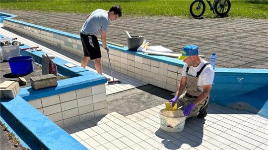 Ein Hauptaugenmerk der Arbeitseinsätze ist das Befestigen der gelösten Fliesen in den Schwimmbecken.