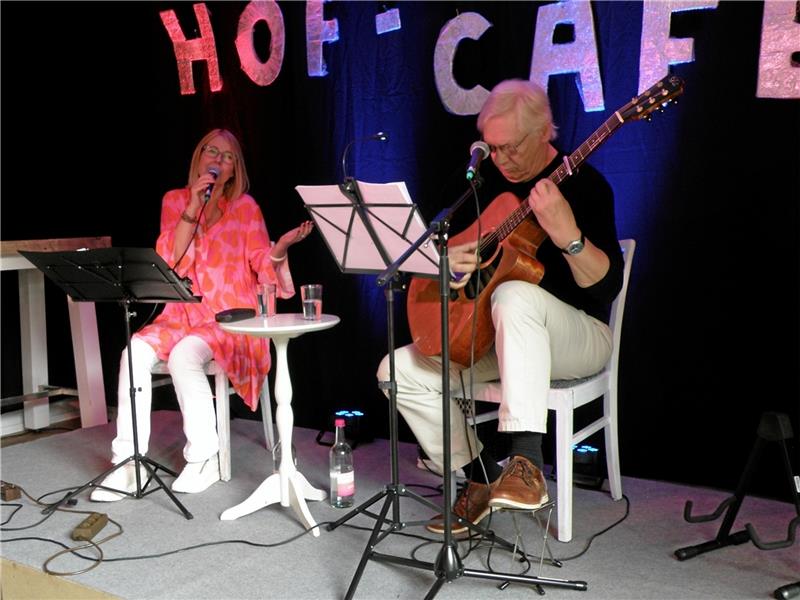 Musikalische Lesung über Verbundenheit und Liebe Ein „Hauptstadtprogramm“, das von einer Berlinerin und einem ehemaligen Berliner gestaltet wird: Nicole Lengenberg und Wahl-Bad-Harzburger Richard Maschke gestalten Gedichte und Lieder über die Liebe zu einem intensiven Abend auf den Goslarschen Höfen. Foto: Habel