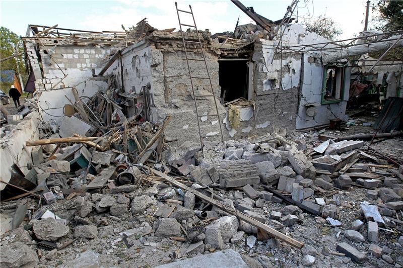 Bericht: Munition aus Nordkorea in Russland angekommen Ein Haus in Obuchiwka in der Zentralukraine wurde bei einem russischen Raketenangriff zerstört.
