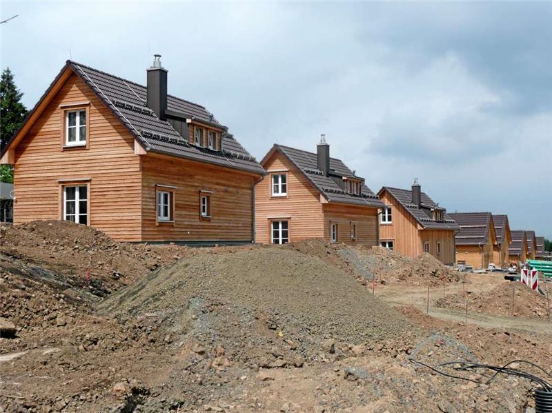 Ein Haus neben dem anderen ist zur Erweiterung des Harzresorts westlich der Bundesstraße 4 entstanden. Die ersten zwölf sollen Mitte Juli eröffnet werden.  Fotos: Böhl
