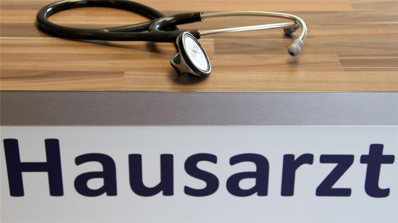 Patient schlägt Hausarzt krankenhausreif - kein Einzelfall Ein Hausarzt in Spenge wird von einem Patienten zusammengeschlagen - jetzt fordern Mediziner eine Strafrechtsverschärfung. (Symbolbild)