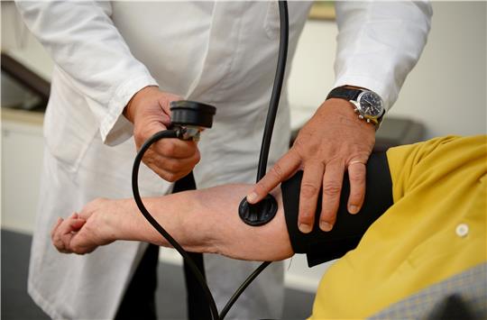 Ein Hausarzt misst in seiner Praxis einer Patientin den Blutdruck. Im Landkreis Goslar, aber auch in anderen Regionen droht ein Ärztemangel. Foto: dpa