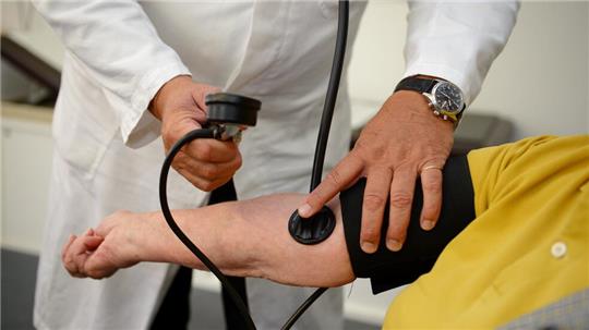 Ein Hausarzt misst in seiner Praxis einer Patientin den Blutdruck: Der Landkreis will mit Fördergeld die ärztliche Versorgung in der Region stärken.