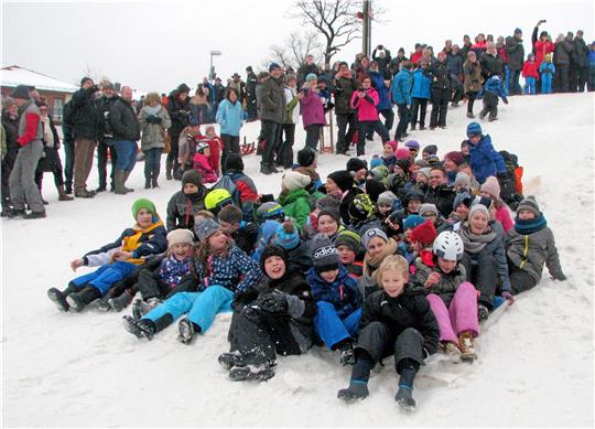 Ein Heidenspaß, den es aber in den vergangenen Jahren wegen der Corona-Pandemie nicht gab. Am 28. Januar soll es im Teichtal in St. Andreasberg wieder ein Rudelrodeln auf einer großen Kunststoffplane geben. Foto: GZ-Archiv