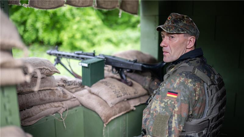Ein Heimatschützer sichert in Bergen (Niedersachen) während einer Übung die Bahnentladung von Kettenfahrzeugen der Panzergrenadierbrigade 37. 