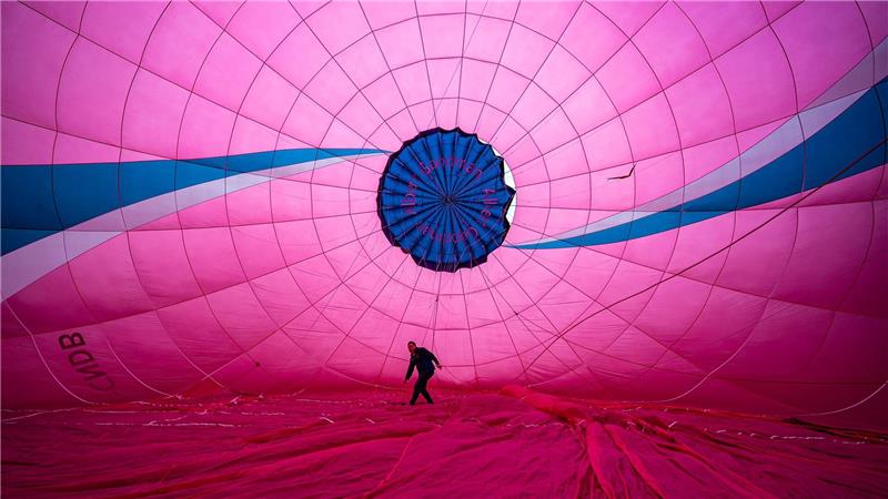 Ein Heißluftballonpilot prüft die Innenverankerung der Ballonhülle. Die jährliche Bristol Balloon Fiesta ist für den 7. bis 9. August geplant.