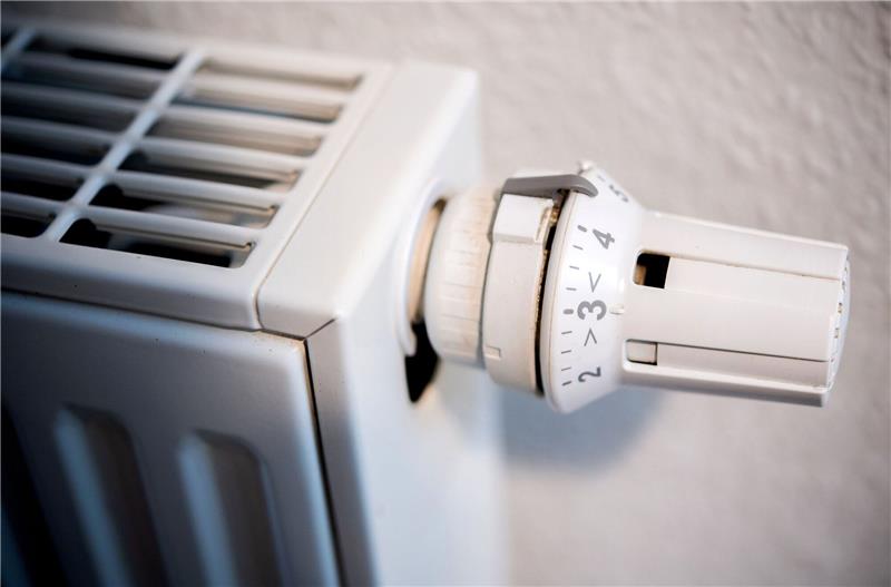 Ein Heizkörper hängt an einer Wand: Wie steht es mit dem Gasverbrauch?
