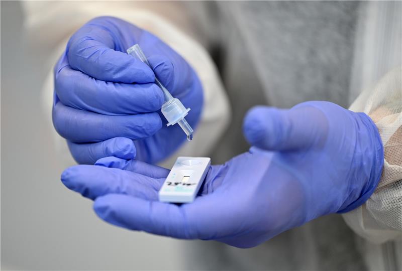 Das ändert sich im Juni für Verbraucher Ein Helfer verarbeitet eine Probe für einen Corona-Schnelltest im Staatlichen Berufsbildenden Schulzentrum Hildburghausen. Foto: dpa