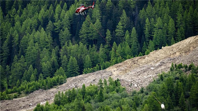 Gletschersturz begräbt Dorf im Wallis - eine Person vermisst Ein Helikopter der Air Zermatt fliegt über einer Alp.