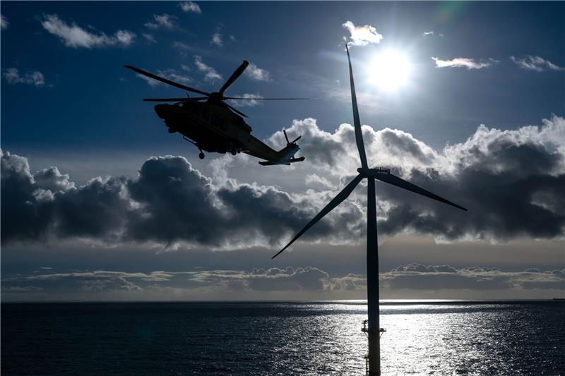 Ørsted beginnt Bau von Offshore-Windpark vor Borkum Ein Helikopter fliegt über einen Offshore-Windpark.