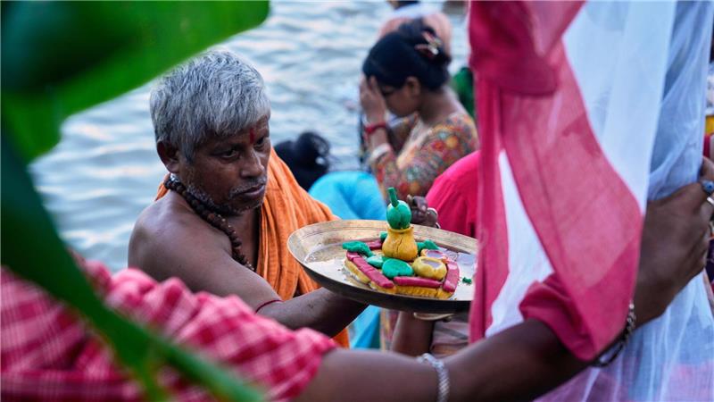 Bilder des Tages Ein Hindu-Priester führt am ersten Tag des Durga-Puja-Festes am Ufer des Hooghly-Flusses in Kolkata ein Rituale durch.