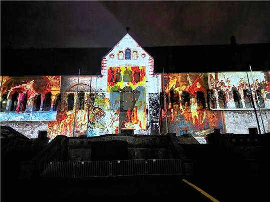 Ein Hingucker: Die Kaiserpfalz, hier eine Aufnahme vom nächtlichen Videomapping zum Jubiläimsjahr, lockte 55.916 Besucher an. Archivfotos: Sowa