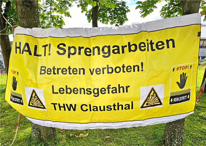THW Oberharz: Zahl der Einsätze nimmt rapide zu Ein Hingucker am Samstag: Das Banner „Sprengarbeiten“. Damit niemand zu Schaden kommt, wird der Bereich mit einem deutlichen Plakat abgesichert. Foto: Weiss