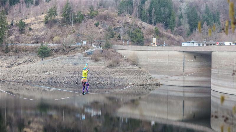 Ein Hingucker an der Okertalsperre: Am Wochenende findet dort eine Highline-Aktion statt. 25 Menschen balancieren dort in etwa 15 Metern Höhe über dem Wasser.