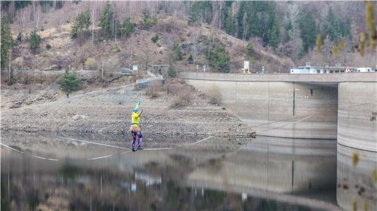 Ein Hingucker an der Okertalsperre: Am Wochenende findet dort eine Highline-Aktion statt. 25 Menschen balancieren dort in etwa 15 Metern Höhe über dem Wasser.