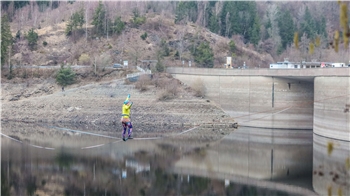 Ein Hingucker an der Okertalsperre: Am Wochenende findet dort eine Highline-Aktion statt. 25 Menschen balancieren dort in etwa 15 Metern Höhe über dem Wasser.