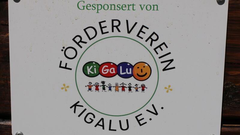 Gründung des Kindergarten-Fördervereins trägt erste Früchte Ein Hinweisschild am Hochbeet benennt den Förderverein.