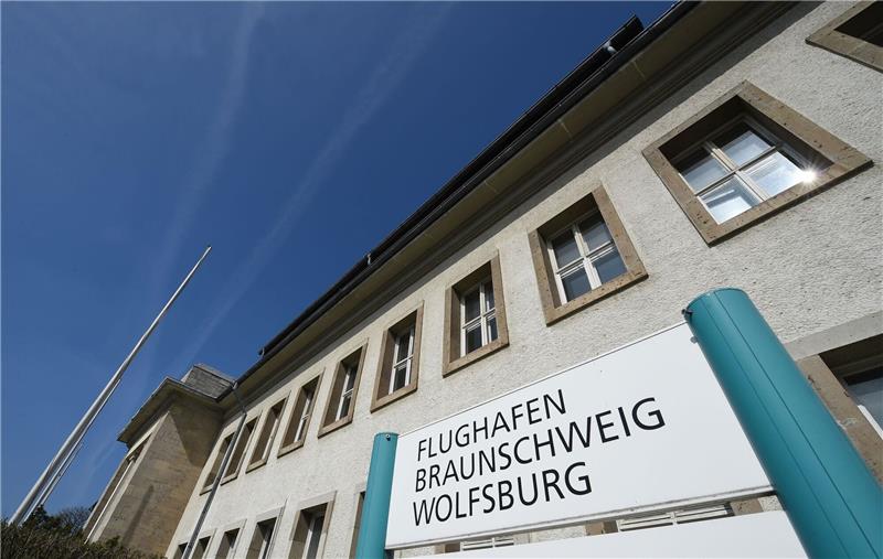 Ein Hinweisschild auf den Flughafen Braunschweig Wolfsburg.