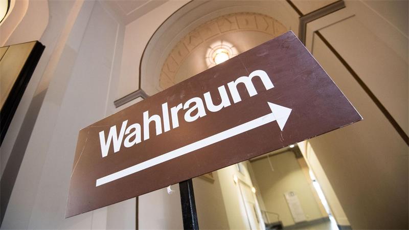 Ein Hinweisschild führt die Wählerinnen und Wähler zum richtigen Ort für die Stimmabgabe. Nicht alle Bewerber für kommunale Spitzenämter in Niedersachsen werden jedoch als Kandidaten auf dem Stimmzettel stehen. (Symbolbild)