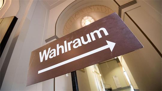 Ein Hinweisschild führt die Wählerinnen und Wähler zum richtigen Ort für die Stimmabgabe. Nicht alle Bewerber für kommunale Spitzenämter in Niedersachsen werden jedoch als Kandidaten auf dem Stimmzettel stehen. (Symbolbild)