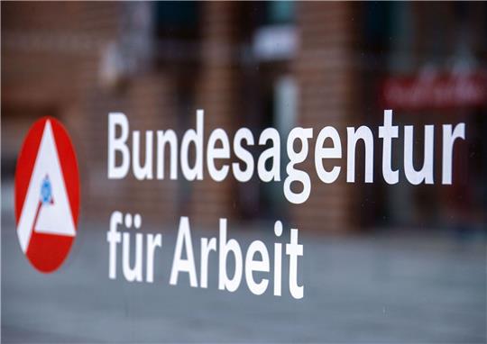 Ein Hinweisschild für die Bundesagentur für Arbeit: Es fehlen Arbeitskräfte an allen Ecken und Enden.