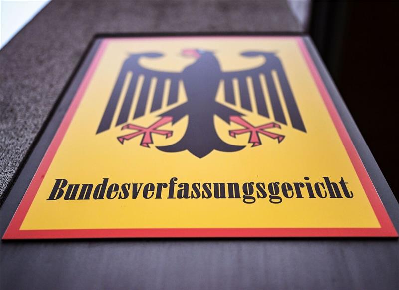 Länder wollen besseren Schutz des Bundesverfassungsgerichts Ein Hinweisschild mit Bundesadler und dem Schriftzug Bundesverfassungsgericht.