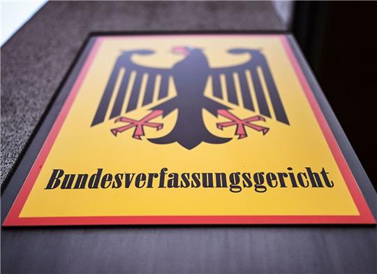 Ein Hinweisschild mit Bundesadler und dem Schriftzug Bundesverfassungsgericht.
