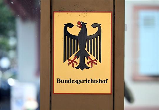Ein Hinweisschild mit Bundesadler und dem Schriftzug Bundesgerichtshof, aufgenommen vor dem Bundesgerichtshof (BGH).