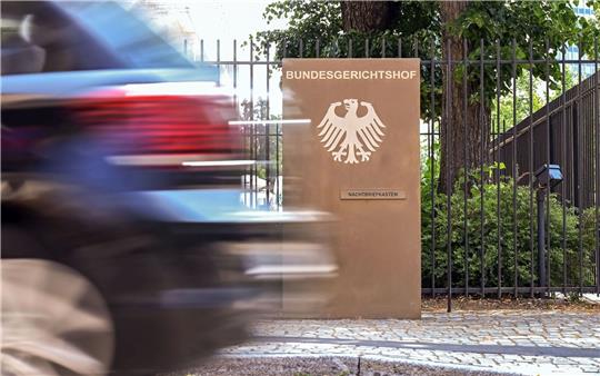 Ein Hinweisschild mit Bundesadler und dem Schriftzug Bundesgerichtshof, aufgenommen vor dem Bundesgerichtshof (BGH).