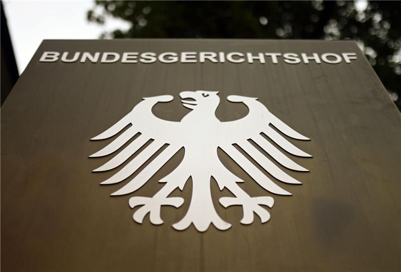 Kind verdurstet: Bundesanwaltschaft will härtere Strafe Ein Hinweisschild mit dem Bundesadler steht vor dem Bundesgerichtshof (BGH) in Karlsruhe.