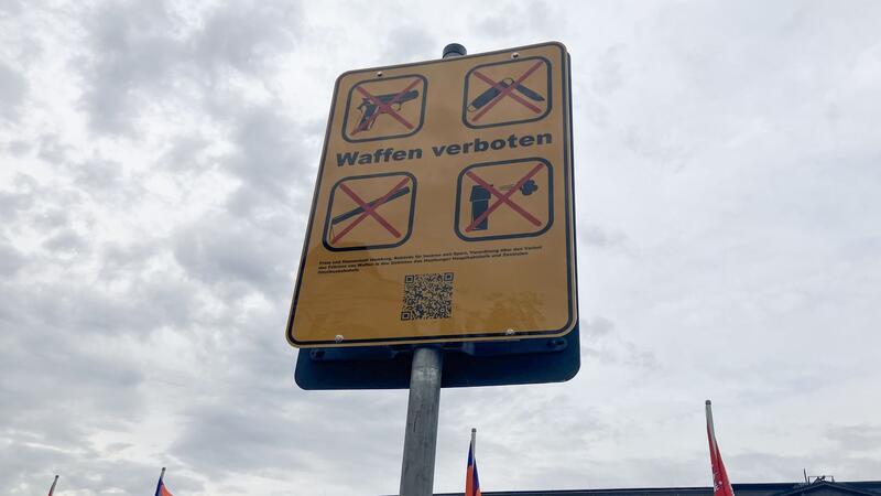 Waffenverbot an norddeutschen Bahnhöfen Ein Hinweisschild zum Waffenverbot steht am Hamburger Hauptbahnhof.