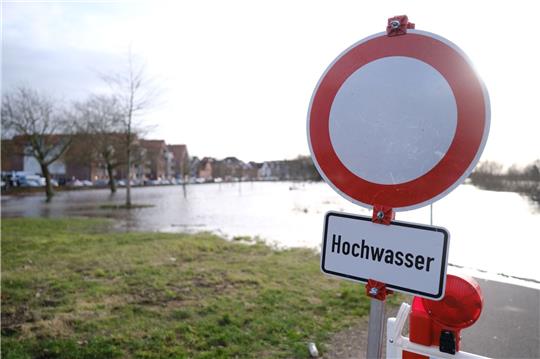 Ein Hochwasser-Hinweisschild.
