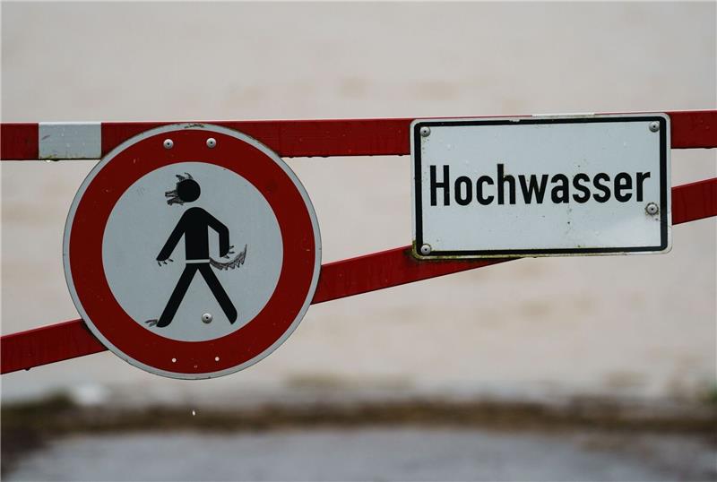 Wasserwerke bereiten sich auf Hochwasser an Talsperren vor Ein Hochwasser-Schild steht an einem überfluteten Feld.