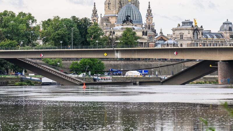 Arbeiten nach Brückeneinsturz - Elbe-Hochwasser droht Ein Hochwasser in der Elbe könnte die Arbeiten an der eingestürzten Carolabrücke erschweren.